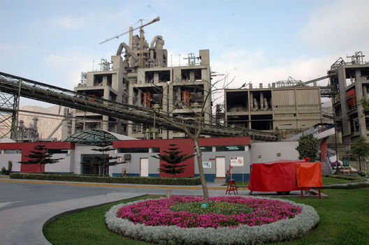 Vistas del frontis de la Planta  Cementos Lima