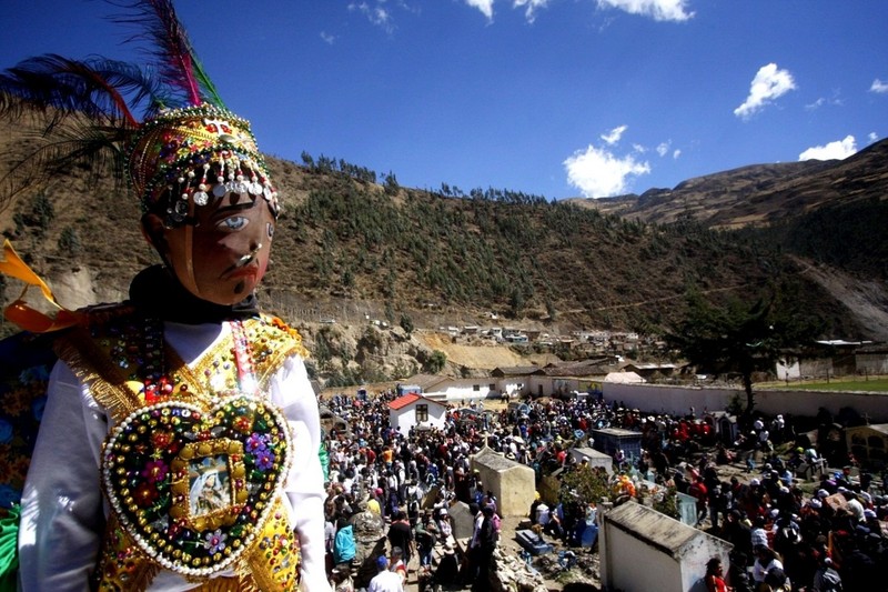 Pobladores y turistas, participaron del tradicional romería en el cementerio de Paucartambo - Cusco