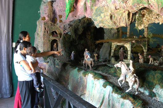 Exposición de los llamados Nacimientos de Navidad en la Clínica San Juan de Dios (Diciembre 2011)