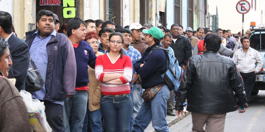Jóvenes y adultos en busca de empleo en la ciudad de Lima