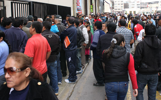 Jóvenes y adultos en busca de empleo en la ciudad de Lima