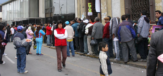 Jóvenes y adultos en busca de empleo en la ciudad de Lima