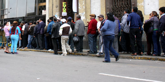 Jóvenes y adultos en busca de empleo en la ciudad de Lima