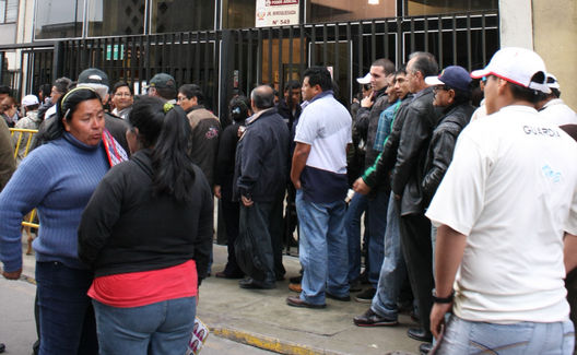 Jóvenes y adultos en busca de empleo en la ciudad de Lima