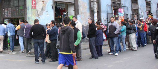 Jóvenes y adultos en busca de empleo en la ciudad de Lima