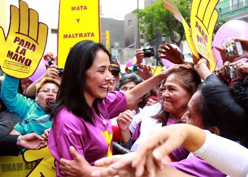 Primera Dama de la Nación Nadine Heredia asiste a la Campaña Contra la Violencia a la Mujer