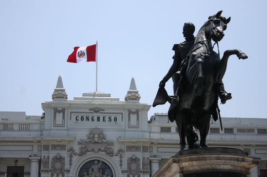 Vistas del frontis del Congreso de la República en el centro histórico de Lima