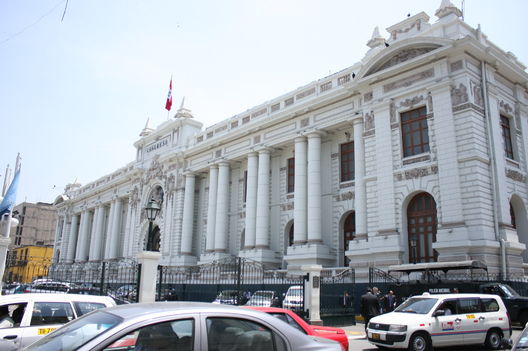 Vistas del frontis del Congreso de la República en el centro histórico de Lima