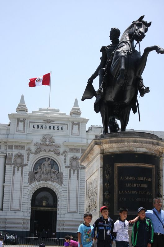 Vistas del frontis del Congreso de la República en el centro histórico de Lima