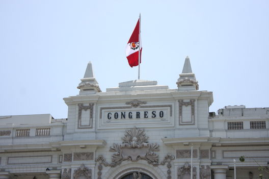 Vistas del frontis del Congreso de la República en el centro histórico de Lima