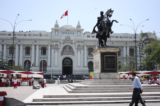 Vistas del frontis del Congreso de la República en el centro histórico de Lima