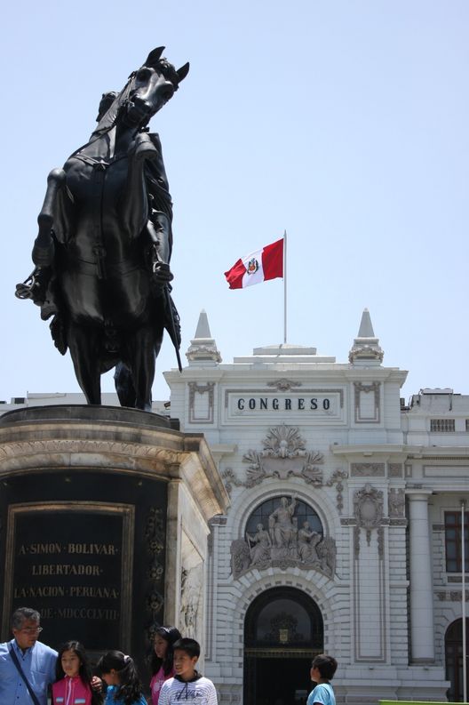 Vistas del frontis del Congreso de la República en el centro histórico de Lima