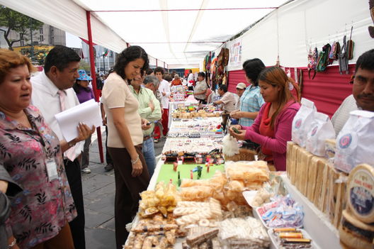 Visite la Feria Artesanal de Lima en la Plaza Bolívar en la avenida Abancay