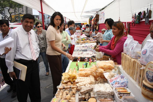 Visite la Feria Artesanal de Lima en la Plaza Bolívar en la avenida Abancay