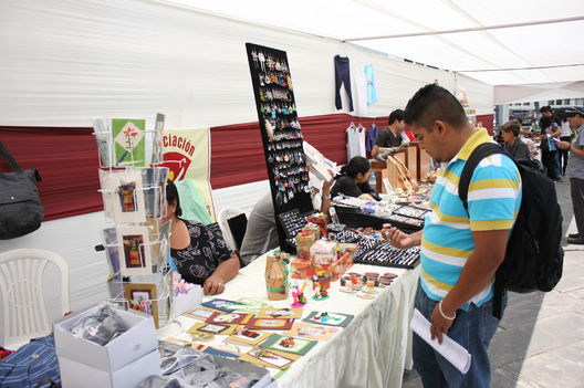 Visite la Feria Artesanal de Lima en la Plaza Bolívar en la avenida Abancay