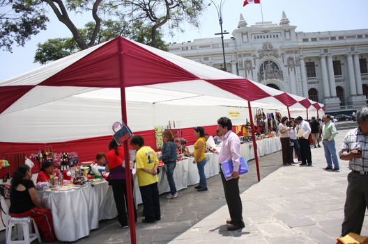 Visite la Feria Artesanal de Lima en la Plaza Bolívar en la avenida Abancay