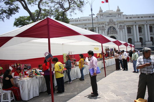 Visite la Feria Artesanal de Lima en la Plaza Bolívar en la avenida Abancay