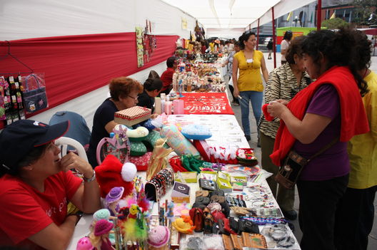 Visite la Feria Artesanal de Lima en la Plaza Bolívar en la avenida Abancay