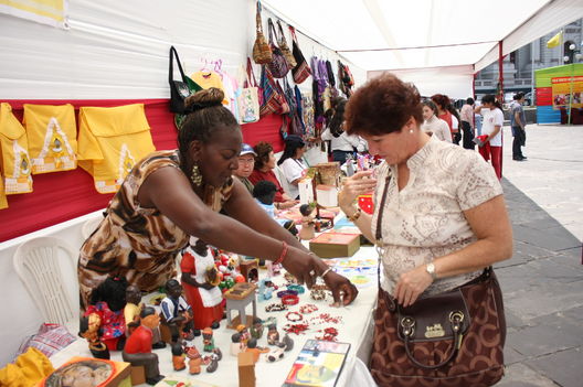 Visite la Feria Artesanal de Lima en la Plaza Bolívar en la avenida Abancay