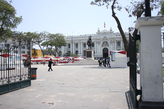 Visite la Feria Artesanal de Lima en la Plaza Bolívar en la avenida Abancay