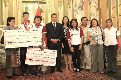 El presidente Ollanta Humala condecoró hoy a los ajedrecistas peruanos Jorge Cori y Diego Cuéllar con la Medalla de Honor al Mérito Deportivo