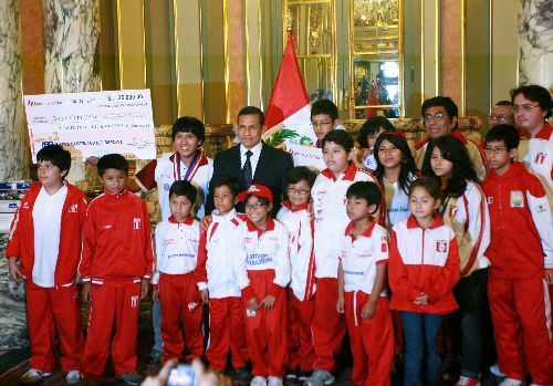 El presidente Ollanta Humala condecoró hoy a los ajedrecistas peruanos Jorge Cori y Diego Cuéllar con la Medalla de Honor al Mérito Deportivo