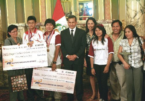 El presidente Ollanta Humala condecoró hoy a los ajedrecistas peruanos Jorge Cori y Diego Cuéllar con la Medalla de Honor al Mérito Deportivo