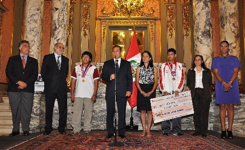 El presidente Ollanta Humala condecoró hoy a los ajedrecistas peruanos Jorge Cori y Diego Cuéllar con la Medalla de Honor al Mérito Deportivo