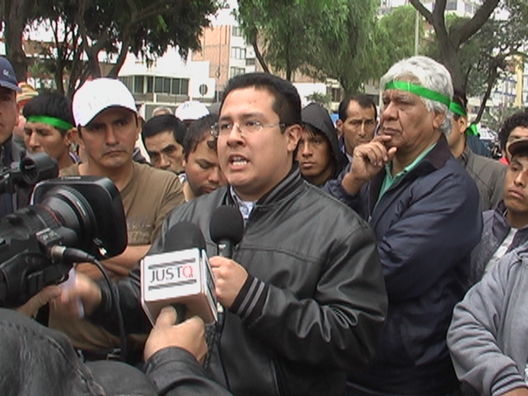 Empresario Giovanni Paredes dando declaraciones a la prensa peruana