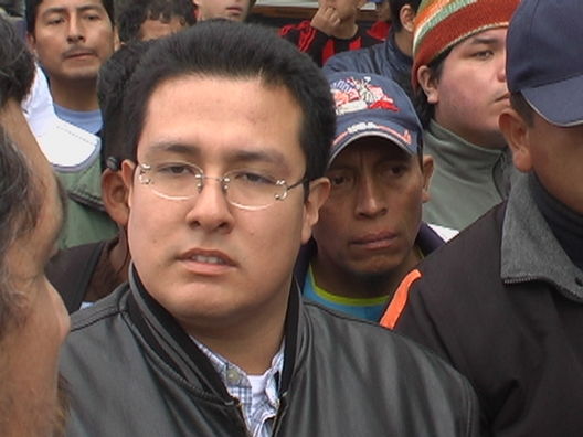 Empresario Giovanni Paredes dando declaraciones a la prensa peruana