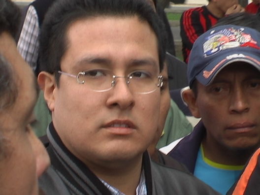 Empresario Giovanni Paredes dando declaraciones a la prensa peruana