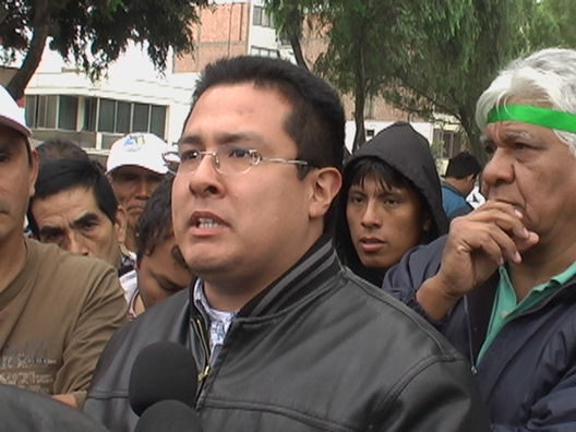 Empresario Giovanni Paredes dando declaraciones a la prensa peruana