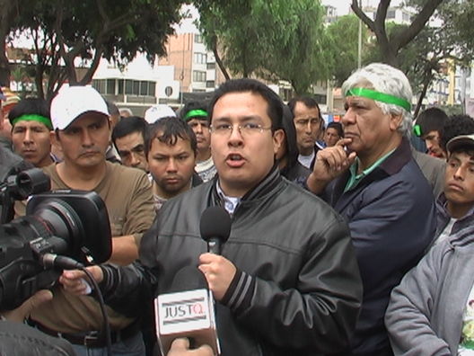 Empresario Giovanni Paredes dando declaraciones a la prensa peruana
