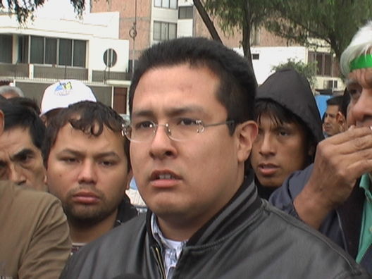 Empresario Giovanni Paredes dando declaraciones a la prensa peruana