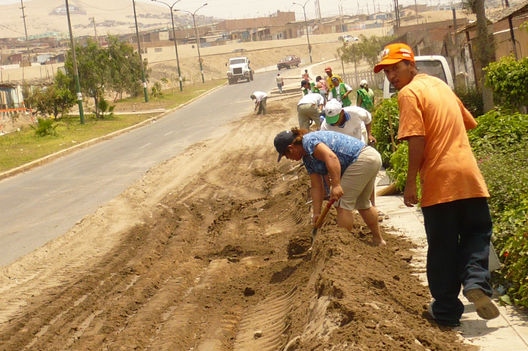 Madres de familias desempeñan  trabajos comunales por su distrito en Ventanilla