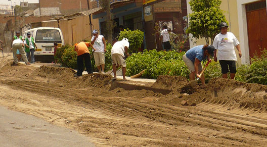 Madres de familias desempeñan  trabajos comunales por su distrito en Ventanilla