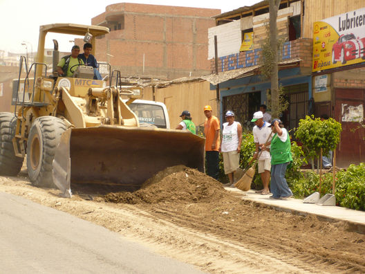 Madres de familias desempeñan  trabajos comunales por su distrito en Ventanilla