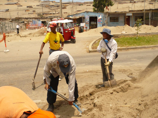 Madres de familias desempeñan  trabajos comunales por su distrito en Ventanilla