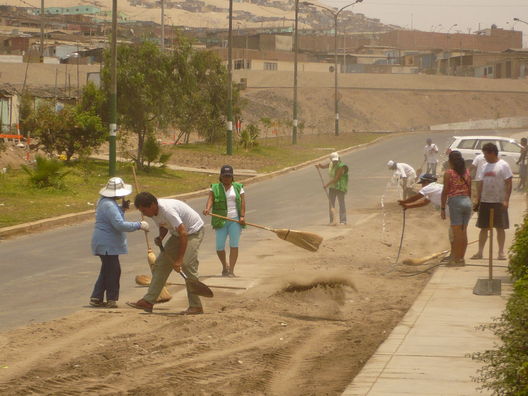 Madres de familias desempeñan  trabajos comunales por su distrito en Ventanilla