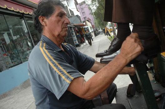 El oficio de lustrador de calzados es para muchos hombres peruanos una salvación. Aquí va un ejemplo