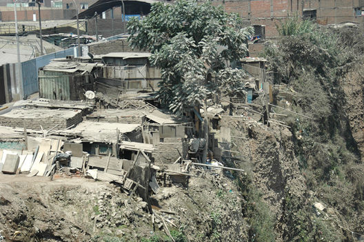 Día a día decenas de personas arriesgan su vida al habitar casas levantadas en la zona alta del río Rímac