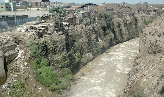 Día a día decenas de personas arriesgan su vida al habitar casas levantadas en la zona alta del río Rímac