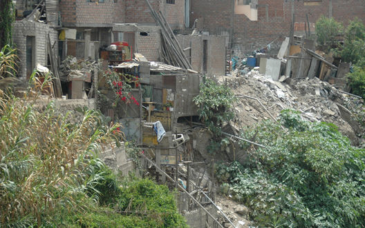 Día a día decenas de personas arriesgan su vida al habitar casas levantadas en la zona alta del río Rímac