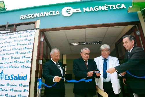 Presidente de Essalud, Alvaro Vidal, inauguró moderno Centro de Resonancia Magnética en el Hospital Guillermo Almenara, ubicado en el populoso distrito de La Victoria