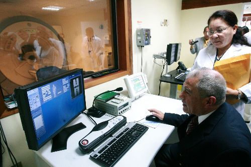 Presidente de Essalud, Alvaro Vidal, inauguró moderno Centro de Resonancia Magnética en el Hospital Guillermo Almenara, ubicado en el populoso distrito de La Victoria