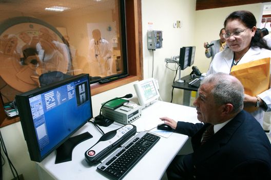 Presidente de Essalud, Alvaro Vidal, inauguró moderno Centro de Resonancia Magnética en el Hospital Guillermo Almenara, ubicado en el populoso distrito de La Victoria