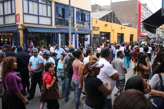 Cientos de personas acuden al importante Centro Comercial Mesa Redonda por la fiesta de Navidad
