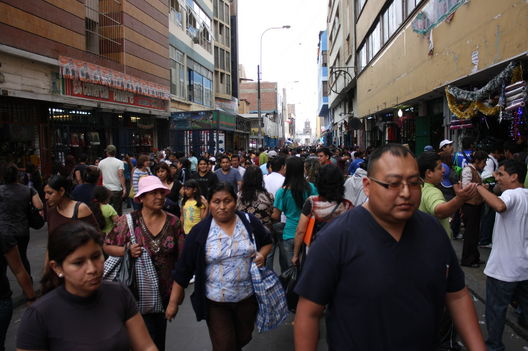Cientos de personas acuden al importante Centro Comercial Mesa Redonda por la fiesta de Navidad