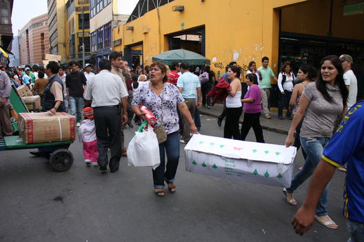 Cientos de personas acuden al importante Centro Comercial Mesa Redonda por la fiesta de Navidad
