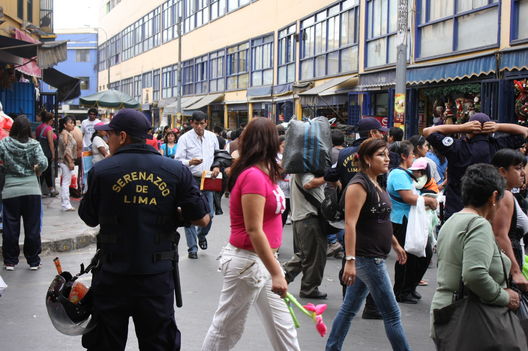 Cientos de personas acuden al importante Centro Comercial Mesa Redonda por la fiesta de Navidad